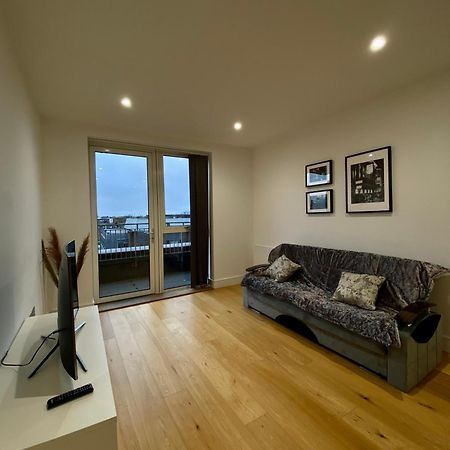 Spacious 2 Bedroom Penthouse Retreat Londra Esterno foto