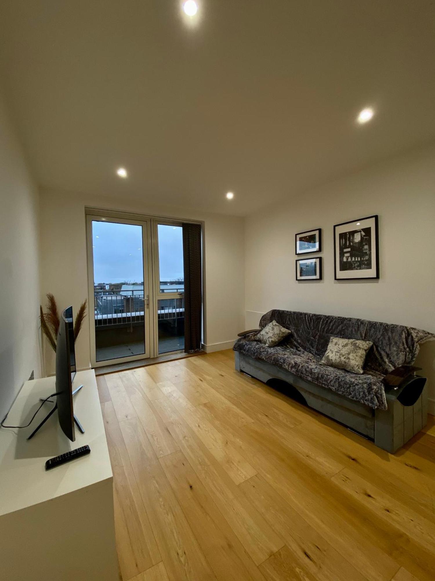 Spacious 2 Bedroom Penthouse Retreat Londra Esterno foto