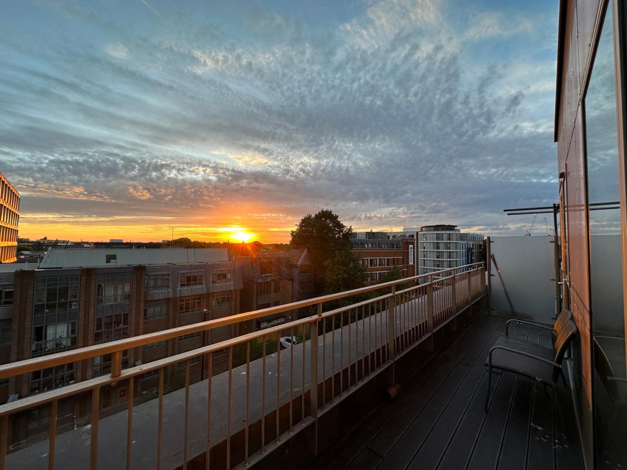 Spacious 2 Bedroom Penthouse Retreat Londra Esterno foto