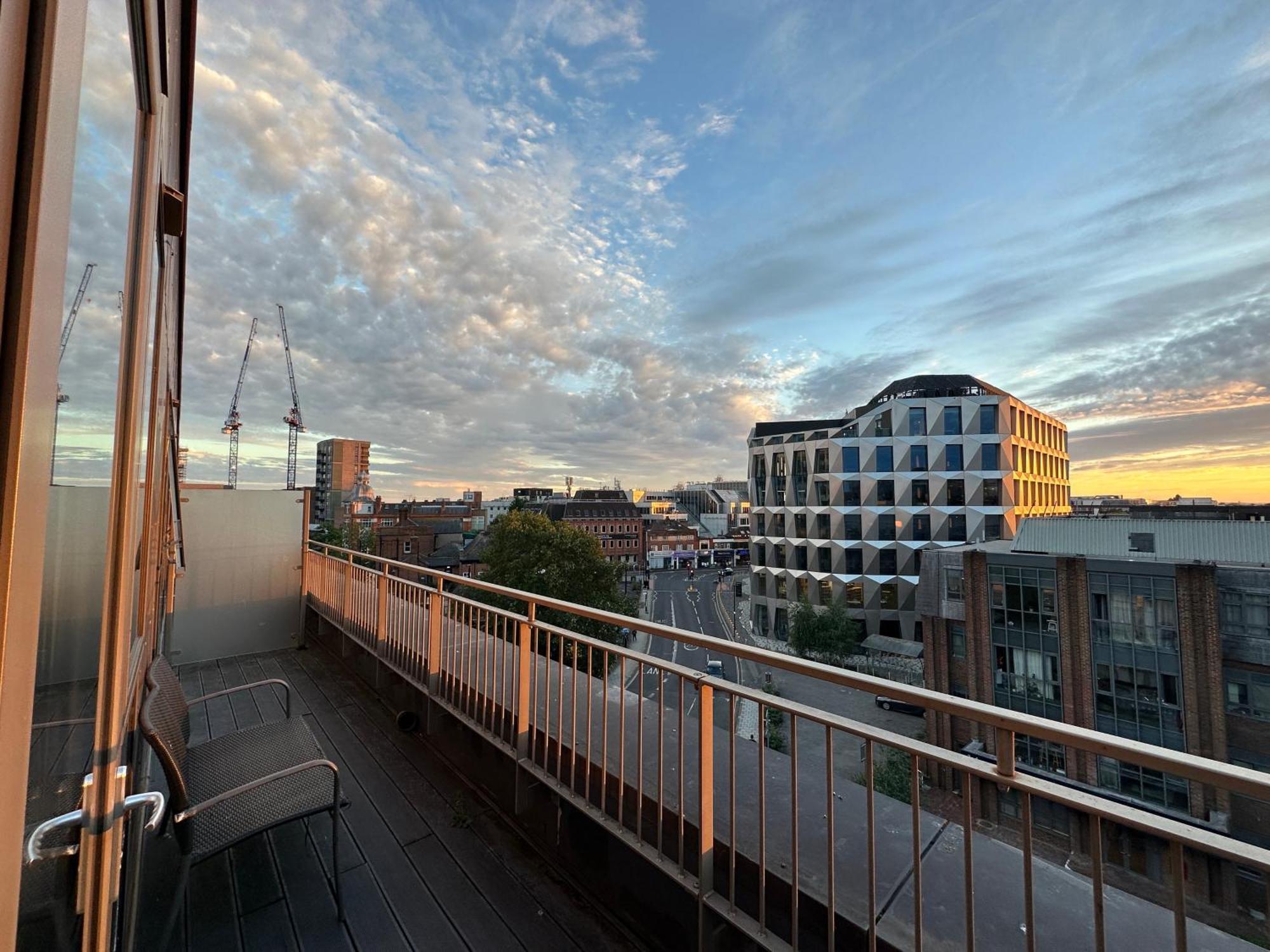 Spacious 2 Bedroom Penthouse Retreat Londra Esterno foto