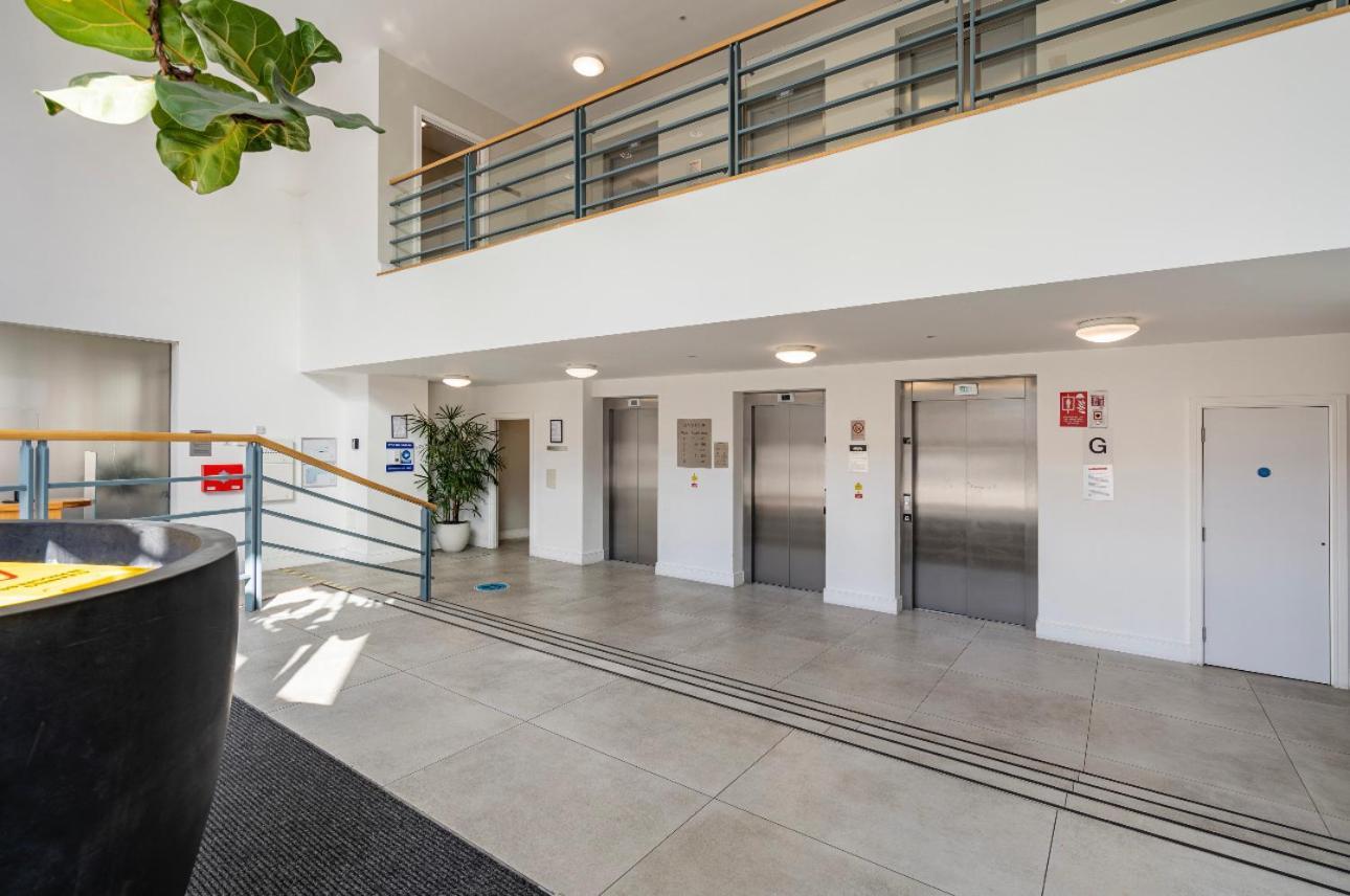 Spacious 2 Bedroom Penthouse Retreat Londra Esterno foto