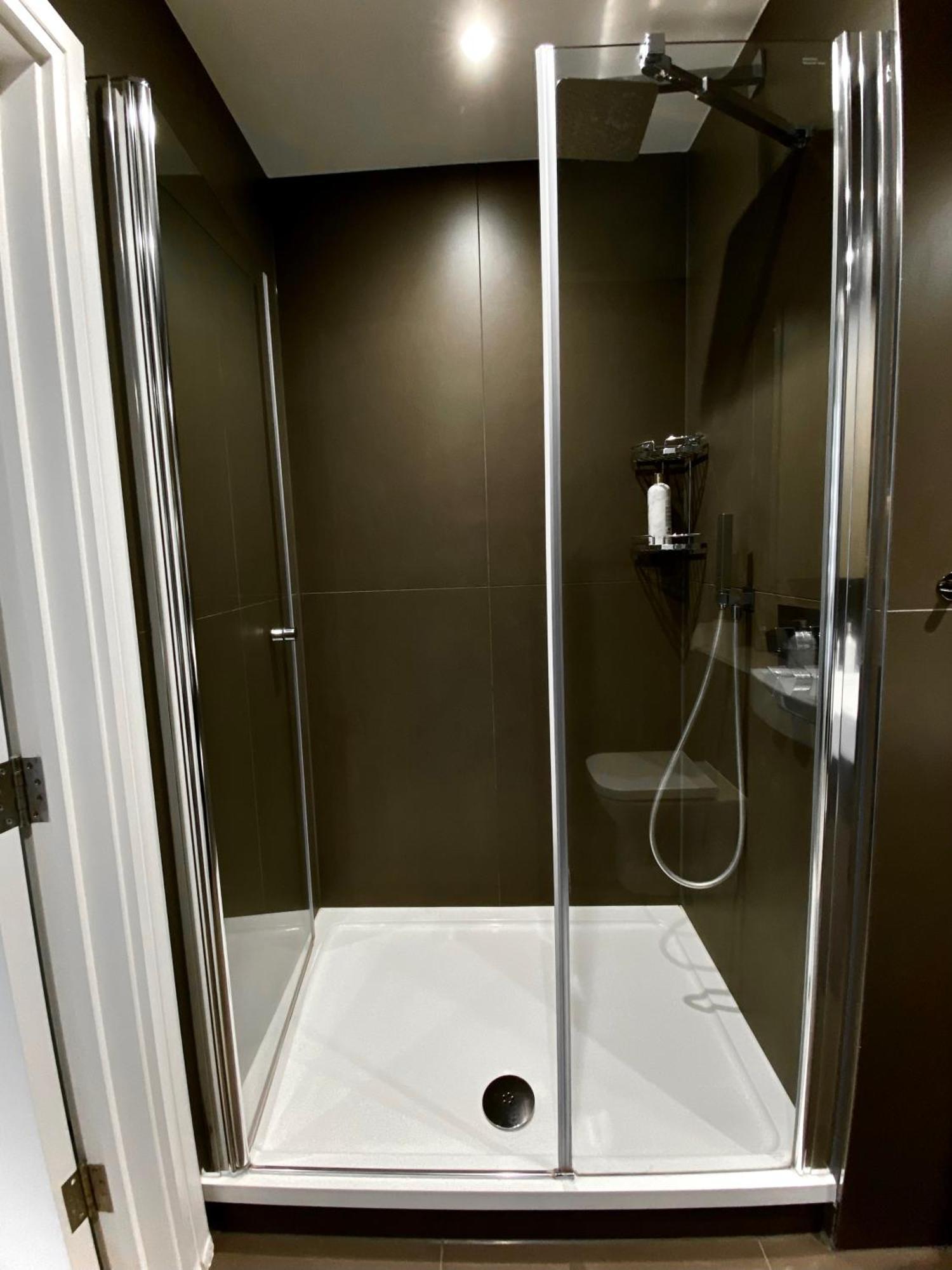 Spacious 2 Bedroom Penthouse Retreat Londra Esterno foto