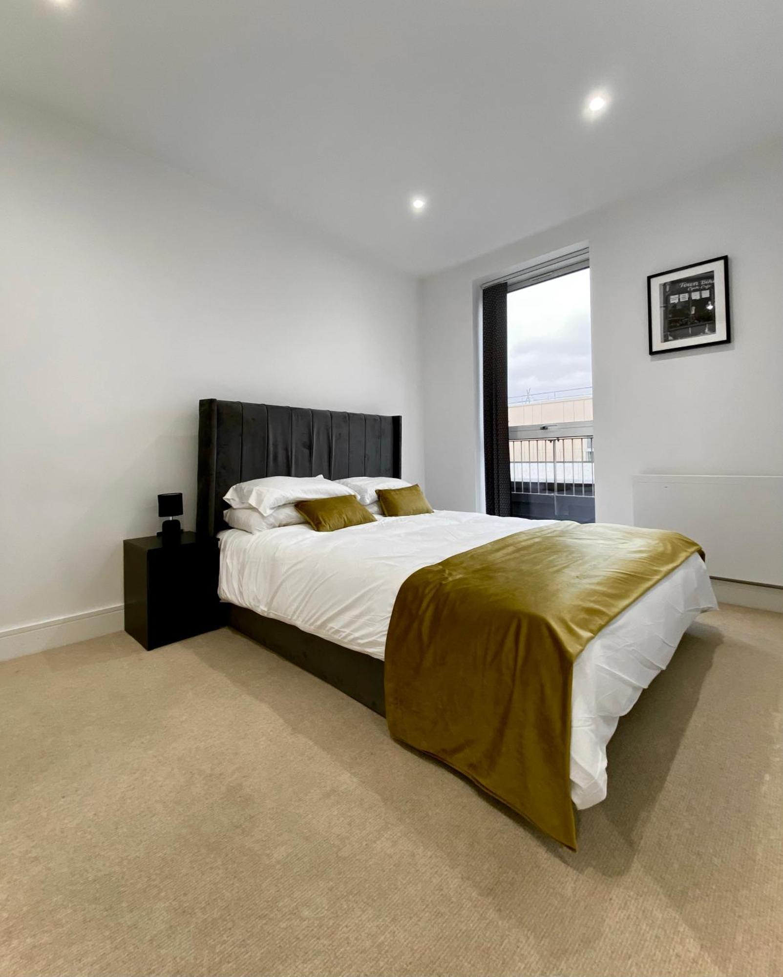 Spacious 2 Bedroom Penthouse Retreat Londra Esterno foto