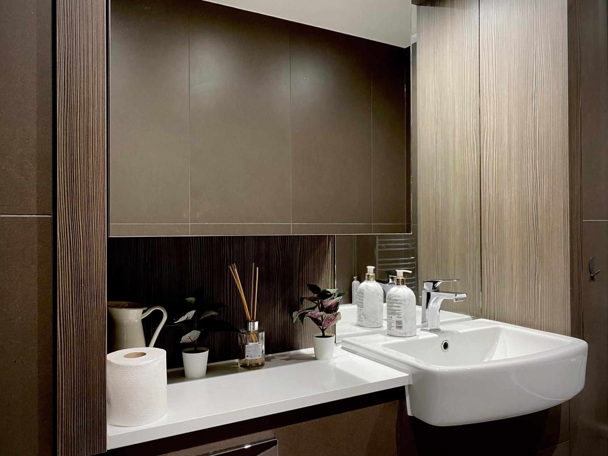 Spacious 2 Bedroom Penthouse Retreat Londra Esterno foto